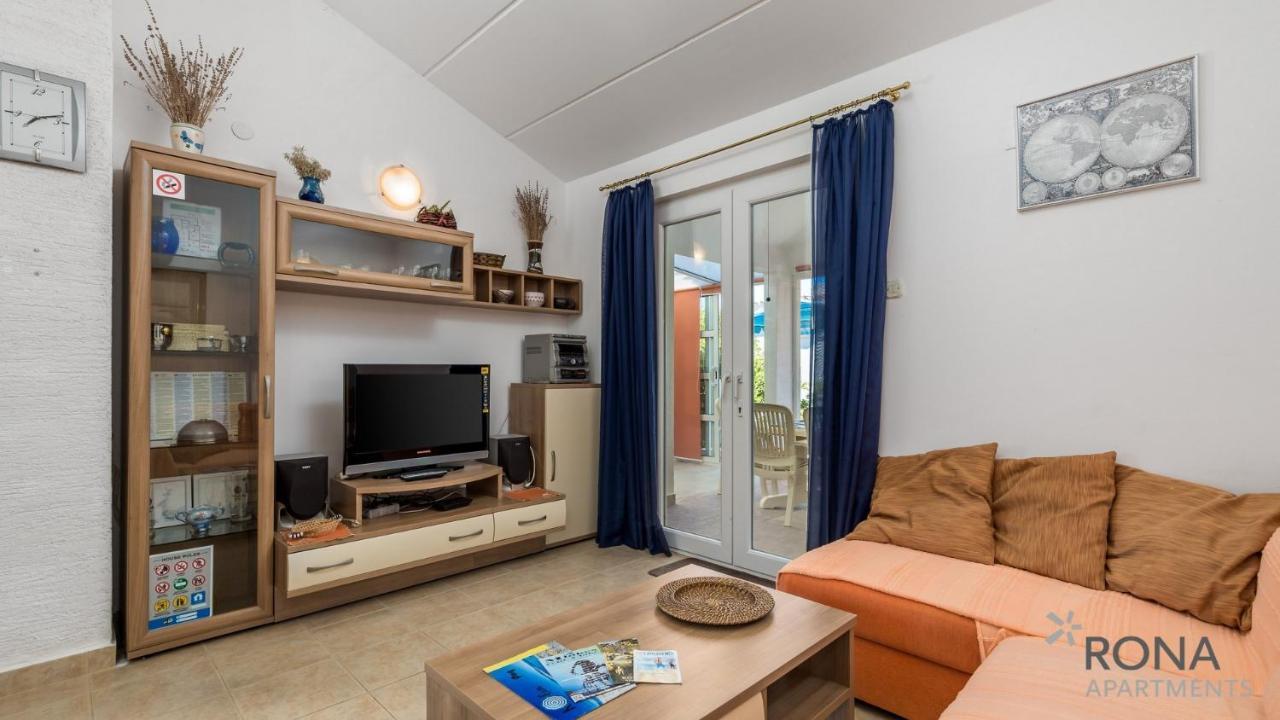 Rona Apartment Aurora Novalja Eksteriør billede
