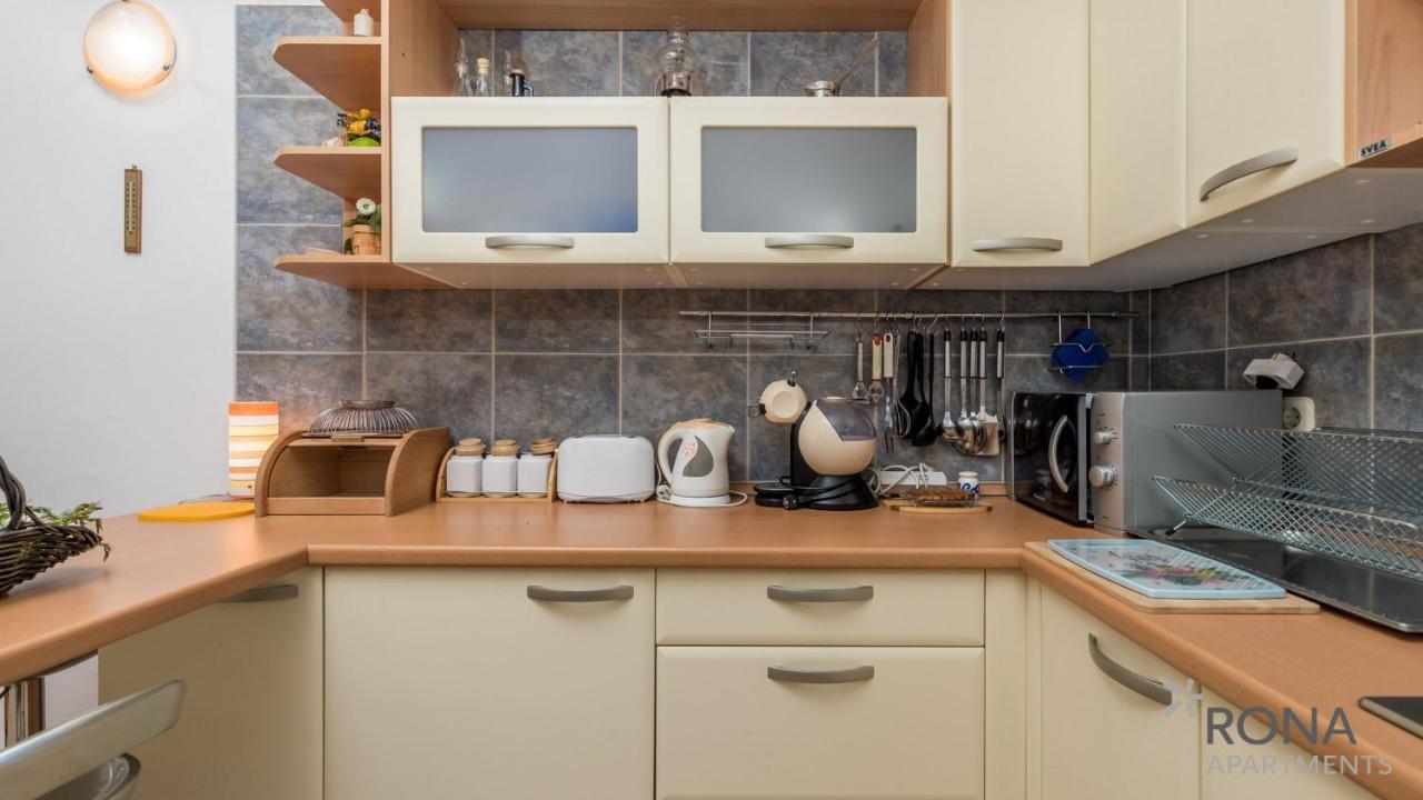 Rona Apartment Aurora Novalja Eksteriør billede