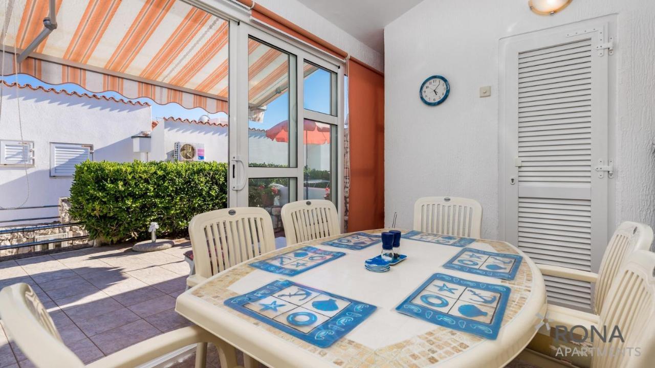 Rona Apartment Aurora Novalja Eksteriør billede
