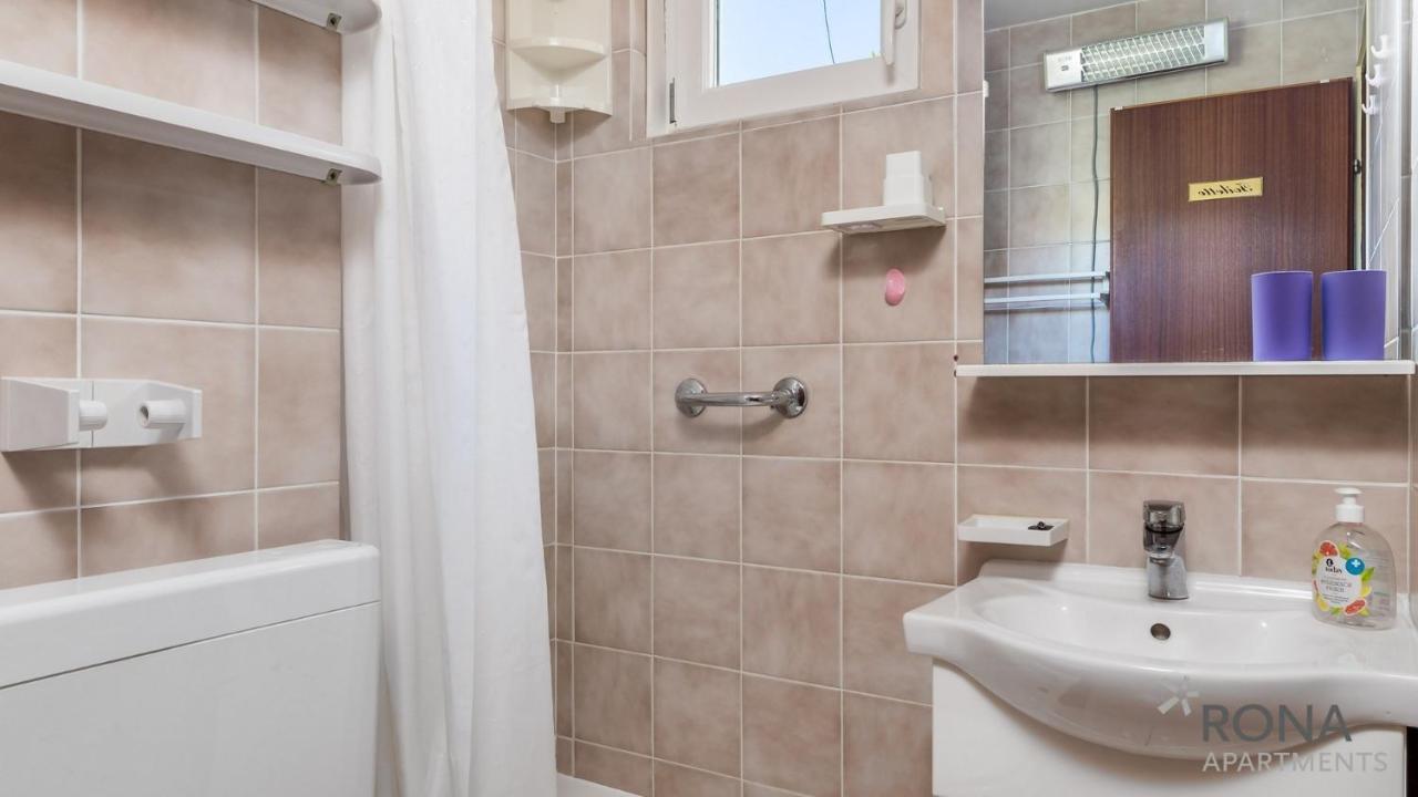 Rona Apartment Aurora Novalja Eksteriør billede